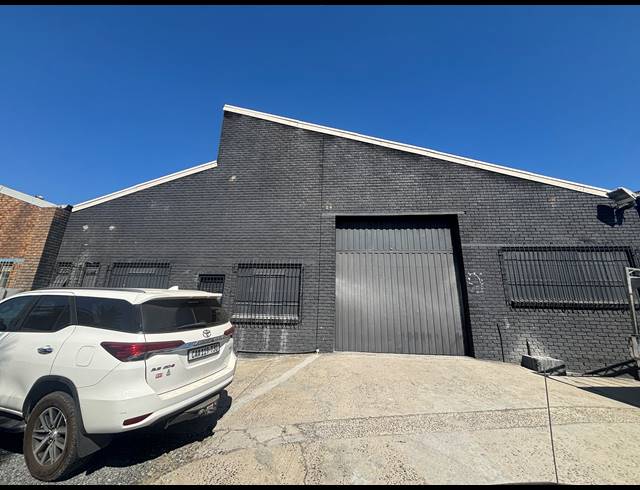1,600M² WAREHOUSE TO LET IN STIKLAND INDUSTRIAL